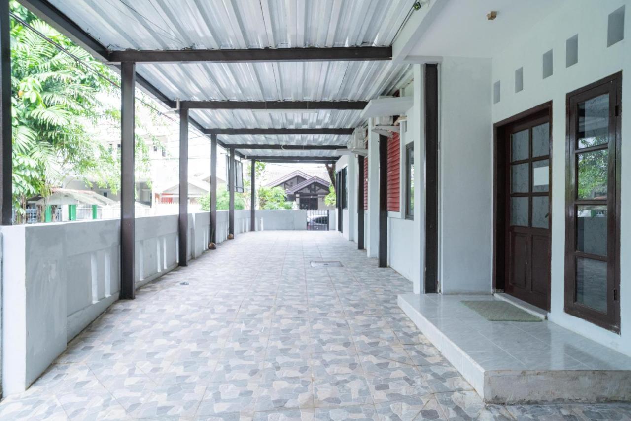 Reddoorz Plus Near Itc Cempaka Mas 2 Jakarta Exteriör bild